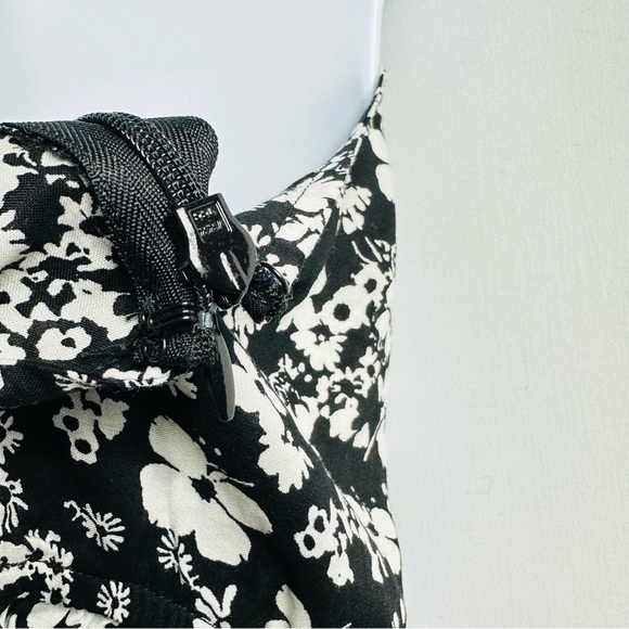 NWT EXPRESS Women’s Sz Medium Black & White V Neck High Low Spaghetti Strap Tank - Picture 9 of 12